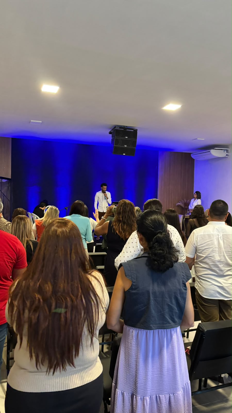 Pessoas reunidas em oração